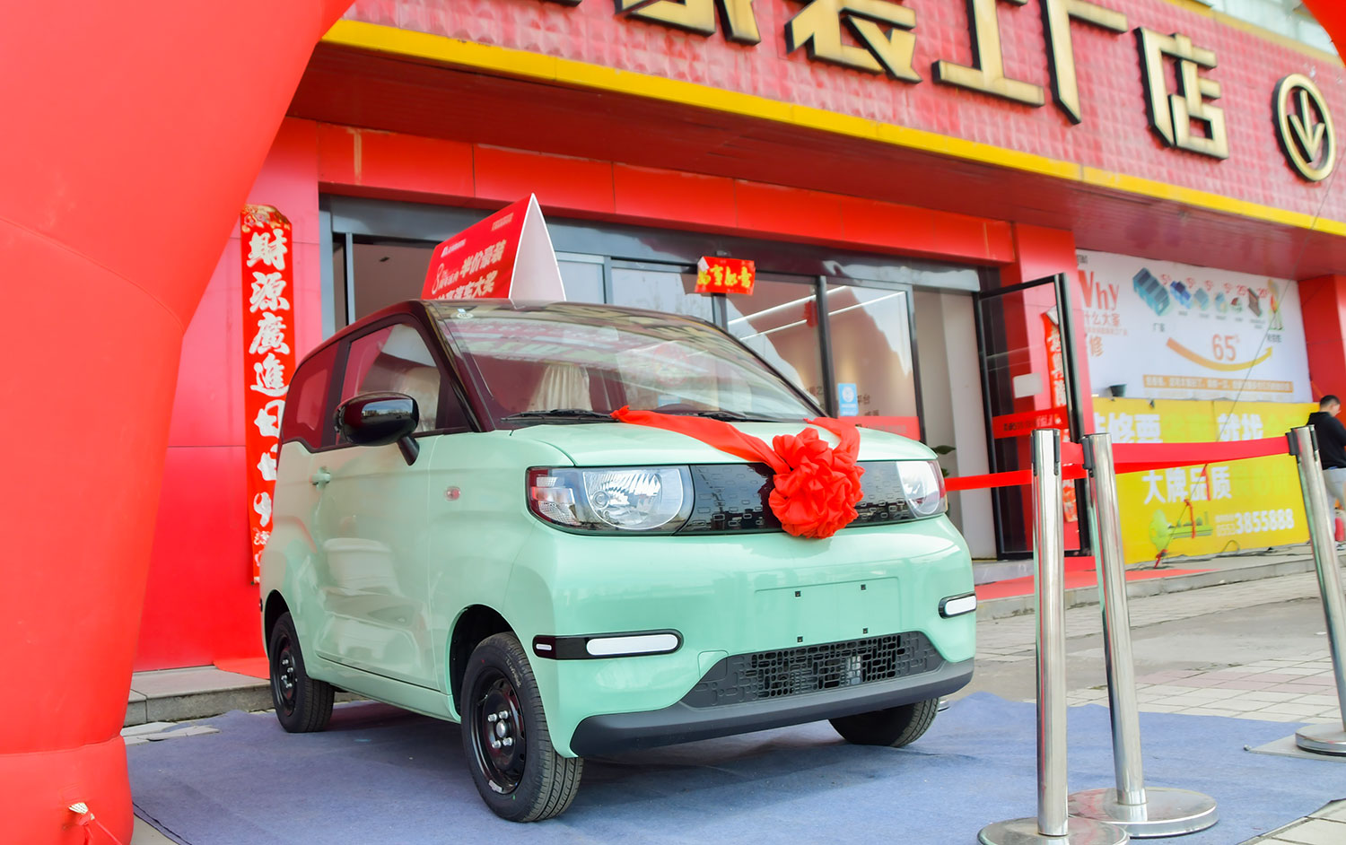 慶典現(xiàn)場(chǎng)熱鬧非凡，人聲鼎沸，眾多業(yè)主和嘉賓齊聚一堂，共同見(jiàn)證這一重要時(shí)刻