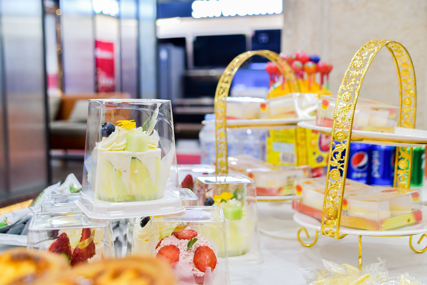 慶典現(xiàn)場(chǎng)熱鬧非凡，人聲鼎沸，眾多業(yè)主和嘉賓齊聚一堂，共同見(jiàn)證這一重要時(shí)刻